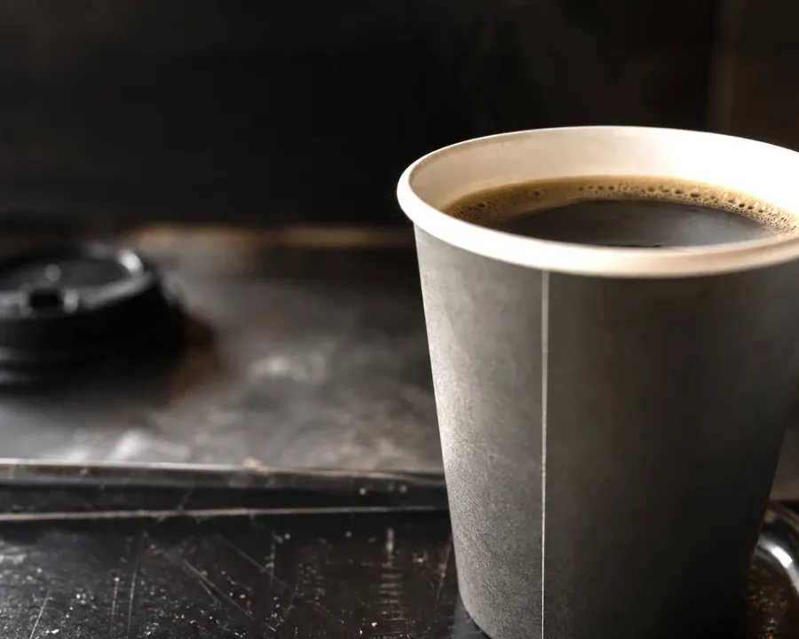 深色木桌上的萊茵咖啡 經典美式 飲品成品照