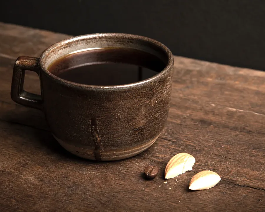 深色木桌上的萊茵咖啡 哥倫比亞 薇拉 飲品成品照